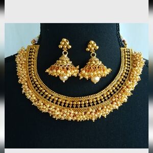 Gold plated necklace with pearls/choker